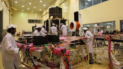 Des ingénieurs de l'Agence spatiale indienne (ISRO) travaillent sur la mission Chandrayaan-2, le 5 janvier 2019, à Bangalore (Inde).&nbsp; (PALLAVA BAGLA / CORBIS NEWS / GETTY IMAGES)