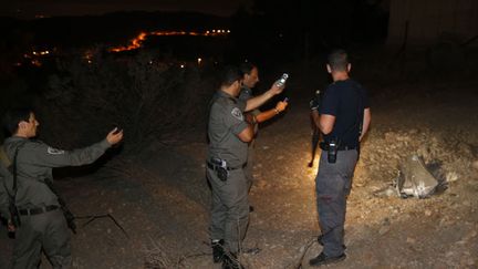  (la police israélienne près de Jérusalem, dans un secteur ciblé par une roquette © REUTERS/Ronen Zvulun)