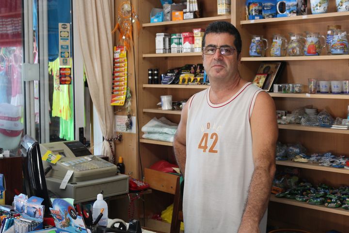 Sakis, propri&eacute;taire d'une boutique d'articles de plage et de souvenirs, le 20 ao&ucirc;t 2015 &agrave; Kos (Gr&egrave;ce). (BENOIT ZAGDOUN / FRANCETV INFO)