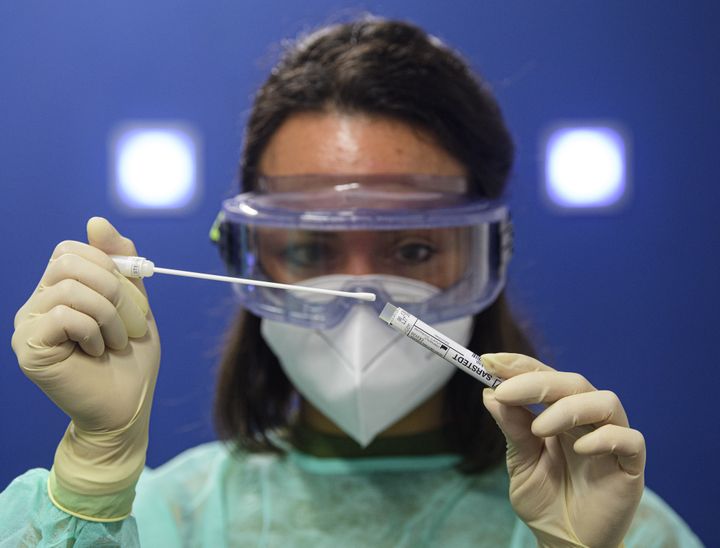 Une médecin tenant un test PCR à l'aéroport de Dresde (Allemagne), le 3 août 2020. (PICTURE ALLIANCE / GETTY IMAGES)