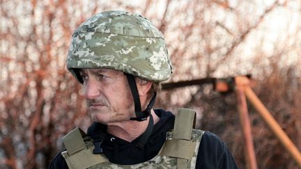 L'acteur et réalisateur Sean Penn dans la région séparatiste de Donetsk, en Ukraine, le 18 novembre 2021. (HANDOUT / UKRAINIAN JOINT FORCES OPERATION / AFP)