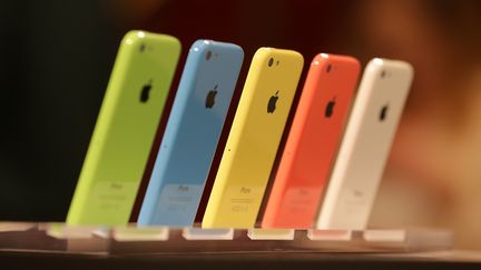 L'iPhone 5C dans un magasin &agrave; Berlin (Allemagne), le 10 septembre 2013. (KAY NIETFELD / DPA / AFP )