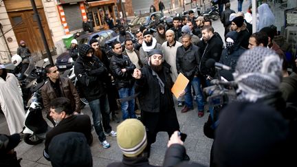 Des militants de l'oganisation islamiste Forsane Alizza le 27 janvier 2012 avant qu'elle ne soit d&eacute;truite en mars. (FRED DUFOUR / AFP)