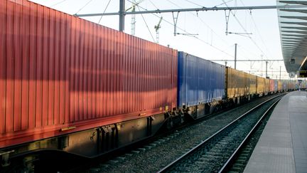 Le retour du ferroviaire pour le transport des marchandises, mais aussi, la robotisation et la coordination intermodale. (Illustration) (JOPSTOCK / MOMENT RF / GETTY IMAGES)