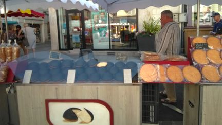 Les tourteaux&nbsp;fromagers (à gauche), gâteaux intriguants typiques du Poitou (MANON KLEIN / RADIO FRANCE)