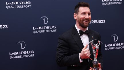 Le footballeur argentin Lionel Messi tient le trophée de Sportif mondial de l'année lors de la cérémonie des Laureus World Sports Awards 2023 à Paris, le 8 mai 2023. (GAO JING / XINHUA / MAXPPP)