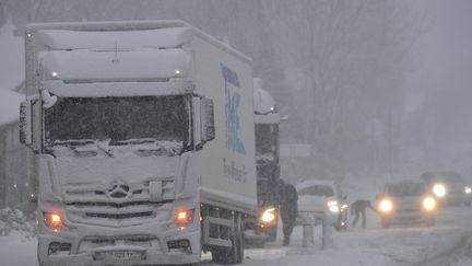 La circulation des poids-lourds est interdite sur de nombreux secteurs, au moins jusqu'à la mi-journée, en raison des chutes de neige provoquées par la tempête Caetano sur la France, le 22 novembre 2024. (JEAN-FRANCOIS MONIER / AFP)