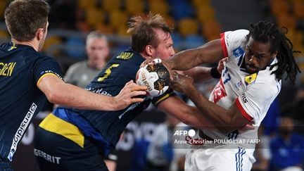 Jean-Jacques Acquevillo (France) bute sur la défense suédoise en demi-finale du Mondial (ANNE-CHRISTINE POUJOULAT / AFP)