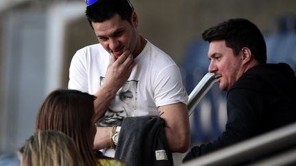 Les fr&egrave;res du footballeur argentin Lionel Messi, Rodrigo (&agrave; gauche) et Matias (&agrave; droite), le 14 avril 2015 au Parc des Princes &agrave; Paris. (FRANCK FIFE / AFP)