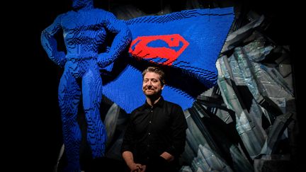 Nathan Sawaya avec son personnage Superman construit en briques de Légo à La Villette (Paris), le 26 avril 2018. (STEPHANE DE SAKUTIN / AFP)