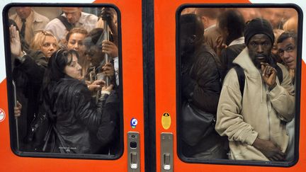 Le 21 juin 2011, dans une rame du RER B &agrave; la gare du Nord, &agrave; Paris. (BERTRAND GUAY / AFP)