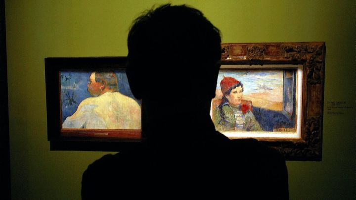 Deux toiles de Paul Gauguin sont expos&eacute;es en 2003 au palais du Luxembourg, &agrave; Paris. A droite, la "Femme devant une fen&ecirc;tre ouverte", toile d&eacute;rob&eacute;e en octobre 2012 &agrave; Rotterdam (Pays-Bas). ( MAXPPP)