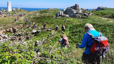 Ce groupe de randonneurs retraités s'approche de l'amer du Rosedo, sur l'île de Bréhat. (BENJAMIN ILLY / RADIO FRANCE)