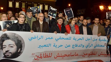 Des manifestants pour la libération d'Omar Radi, le 28 décembre 2019 au Maroc. (STR / AFP)