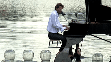 Le festival de piano sur l'eau ici au lac de Siguret 
 (France3/culturebox)