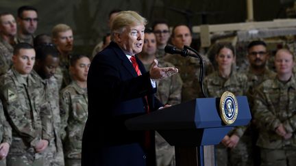 Le président américain Donald Trump face à des soldats américains sur la base aérienne de Bagram (Afghanistan), le 28 novembre 2019. (OLIVIER DOULIERY / AFP)