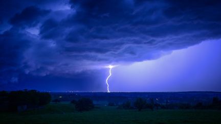 La foudre tombe lors d'un violent orage à Charlieu (Loire), le 20 juillet 2024. (OLIVIER CHASSIGNOLE / AFP)