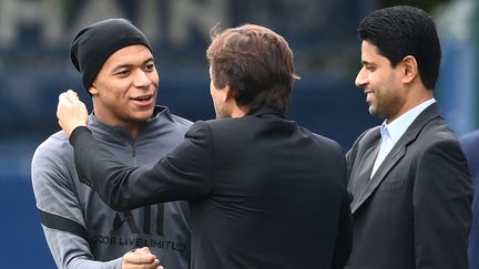 Kylian Mbappé en discussions avec le directeur sportif du PSG, leonardo, et le président du club, Nasser Al-Khelaifi, le 27 septembre 2021. (FRANCK FIFE / AFP)