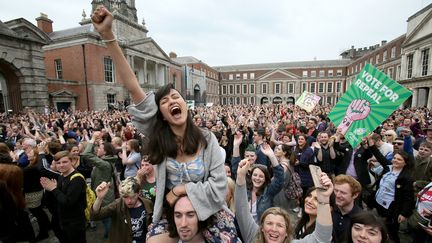 Les pro-avortement exultent à l'annonce des résultats du référendum, le 26 mai à Dublin. (PAUL FAITH / AFP)