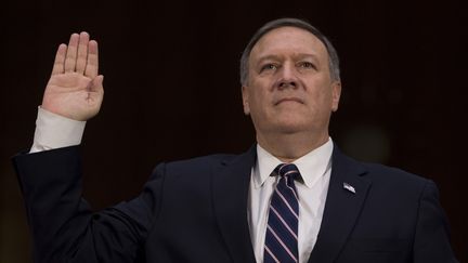 Mike Pompéo, nouveau directeur de la CIA, prête serment devant le Sénat à Washington (USA), le 12 janvier 2017. (JIM WATSON / AFP)