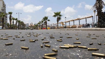 Une rue couverte de douilles apr&egrave;s l'attaque d'un barrage de l'arm&eacute;e libanaise par des hommes du cheikh sunnite Ahmad al-Assir&nbsp;&agrave; Sidon (Liban), le 24 juin 2013. (MOHAMED AZAKIR / REUTERS)