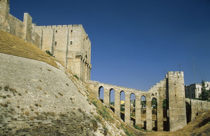 Le pont qui mène à la Citadelle d'Alep (Syrie), en 1997. (FELIPE J. ALCOCEBA / BILDERBERG / AFP)