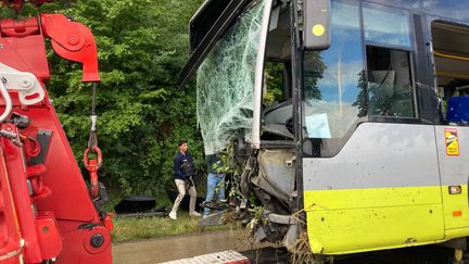 L'épave du bus impliqué dans l'accident du 28 juillet 2023 aux environs de Mantes-la-Ville (Yvelines). (FRANCE 3 PARIS ILE DE FRANCE)