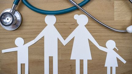 Que vous rembourse votre mutuelle santé ? Vérifiez les besoins de la famille, et choisissez les options utiles pour un meilleur remboursement. (Illustration) (ATHIMA TONGLOOM / MOMENT RF / GETTY IMAGES)