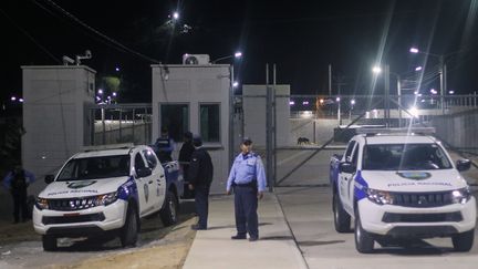 Des policiers devant l'entrée de la prison d'El Porvenir (Honduras) après les affrontements entre détenus, le 22 décembre 2019. (AFP)