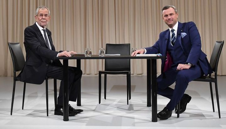 Les deux candidats, l'écologiste Alexander Van der Bellen (G) et l'extrémiste de droite Norbert Hofer (D), lors d'un débat télévisé le 27 novembre 2016. (JOE KLAMAR / AFP)