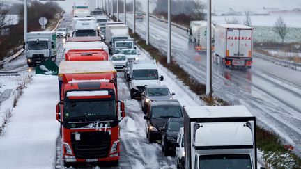 Embouteillages sur l'autoroute A1 après une averse de neige, le 11 décembre 2017. (MAXPPP)