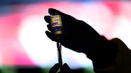 Un soignant prépare une dose du vaccin AstraZeneca à Madrid (Espagne), le 24 mars 2021. (GABRIEL BOUYS / AFP)