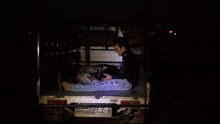 Un homme transporte le corps de son frère au cimetière.
 

  (AFP PHOTO / FABIO BUCCIARELLI)