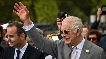 Le roi Charles III et Sébastien Lecornu, le ministre des Armées, à Bordeaux (Gironde), le 22 septembre 2023. (UGO AMEZ / AFP)