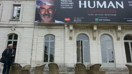 Yann Arthus-Bertrand devant le château du domaine de Longchamp avant son ouverture en mai 2017. (ANNE-LAURE BARRAL / RADIO FRANCE)