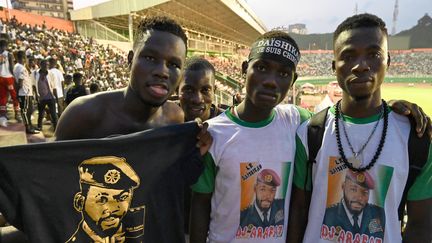 Des jeunes ivoiriens au stade&nbsp;Felix Houphouet-Boigny à Abidjan le 30 août 2019,&nbsp;pendant l'hommage musical rendu à DJ Arafat.&nbsp; (ISSOUF SANOGO / AFP)