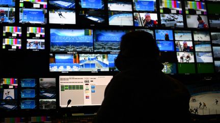 Salle de régie de télévision (2022). (GABRIEL BOUYS / AFP)