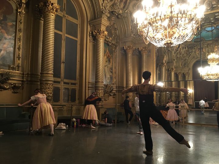 Les danseurs du ballet de l'Opéra de Paris s'échauffent dans le foyer de la danse au Palais Garnier, le 30 janvier 2020. (VALERIE GAGET / FRANCEINFO CULTURE)