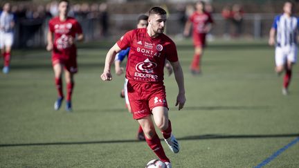 Un joueur du&nbsp;FC Annecy, le 23 février 2020, lors d'un match contre&nbsp;US Annecy le Vieux. (GR?GORY YETCHMENIZA / MAXPPP)