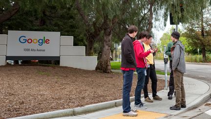 Des salariés devant le site Google de Mountain View (Californie). (SMITH COLLECTION/GADO / ARCHIVE PHOTOS)