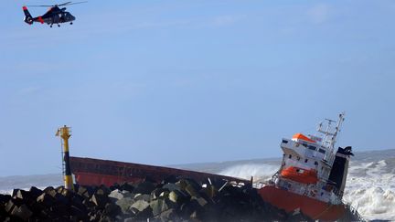 Le cargo espagnol "Luno", bris&eacute; sur une digue &agrave; Anglet (Pyr&eacute;n&eacute;es-Atlantiques), le&nbsp;5 f&eacute;vrier 2014. (GAIZKA IROZ / AFP)