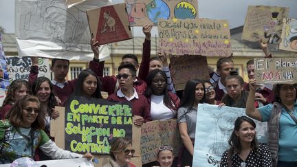 Des jeunes lors d'une marche pour le climat, le 15 mars 2019 à Bogota, en Colombie. (RAUL ARBOLEDA / AFP)