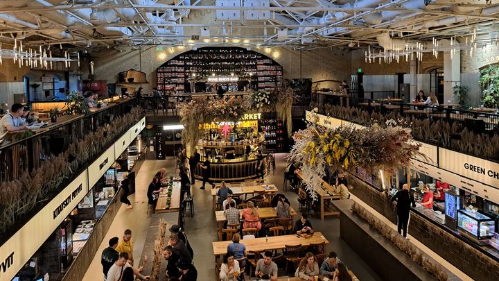 The Kyiv Food Market remains a place frequented by the youth of kyiv, despite the war.  (VIRGINIE PIRONON / RADIOFRANCE)