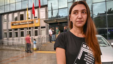 L'actrice Ruges Kirici rencontre les médias devant le théâtre municipal d'Istanbul où la pièce en langue kurde était programmée, le 13 octobre 2020 (OZAN KOSE / AFP)