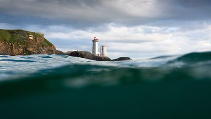 21 mai 2019. Vue sous l'eau du phare du Petit Minou dans les eaux de la rade de Brest. Brest, où va se tenir le One Ocean Summit du 9 au 11 février. (Illustration) (MATHIEURIVRIN / MOMENT RF / GETTY IMAGES)