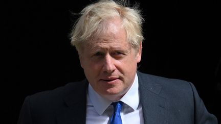 Boris Johnson, alors Premier ministre britannique, à sa sortie du 10 Downing Street, dans le centre de Londres, le 6 juillet 2022. (DANIEL LEAL / AFP)