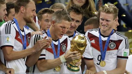 Les Allemands soulèvent la Coupe du monde, le 13 juillet 2014 à Rio de Janeiro (Brésil). (VICTOR R. CAIVANO/AP/SIPA / AP)