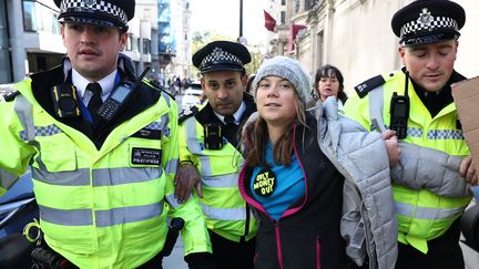 La militante écologiste Greta Thunberg, arrêtée par la police, à Londres, mardi 17 octobre. (HENRY NICHOLLS / AFP)