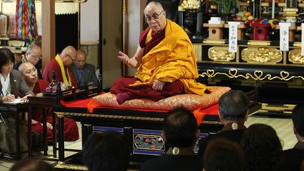 Le dala&iuml;-lama, chef spirituel des Tib&eacute;tains, le 5 novembre 2011 &agrave; Miyagi au Japon, o&ugrave; il a rendu visite aux sinistr&eacute;s du tsunami. (TORU YAMANAKA / AFP)