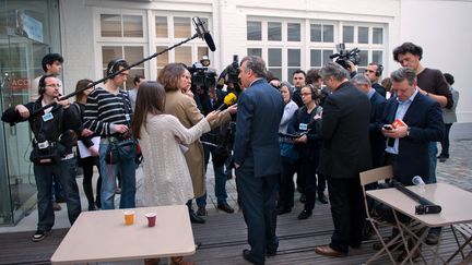 Fran&ccedil;ois Bayrou, candidat du MoDem, avec les journalistes &agrave; son QG parisien, le 12 mars 2012. (BERTRAND LANGLOIS / AFP)